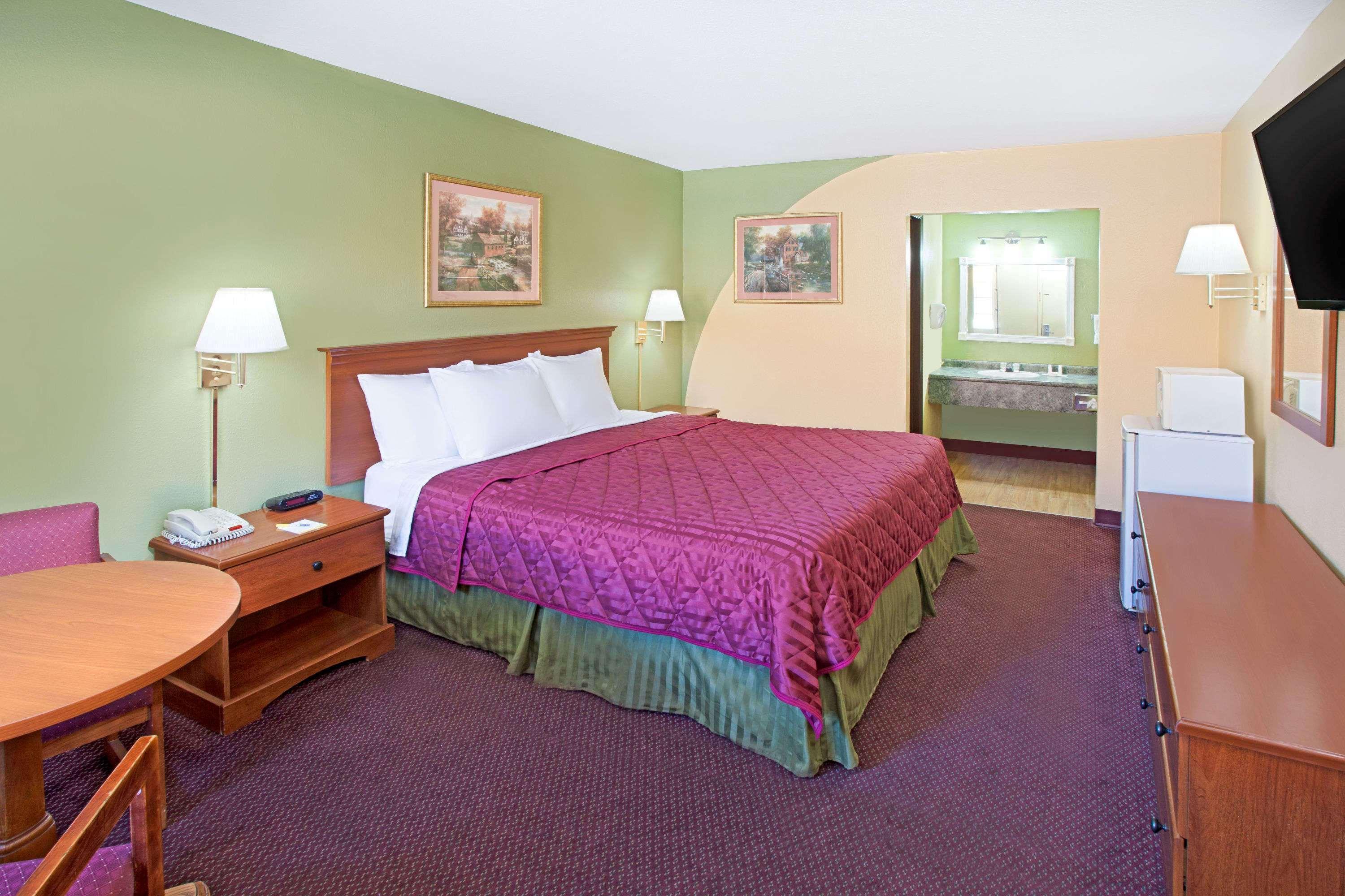 Days Inn & Suites By Wyndham Terre Haute Dış mekan fotoğraf