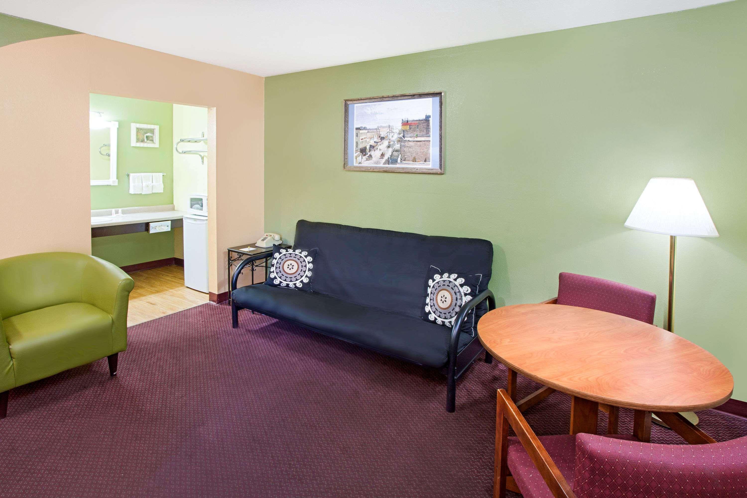 Days Inn & Suites By Wyndham Terre Haute Dış mekan fotoğraf
