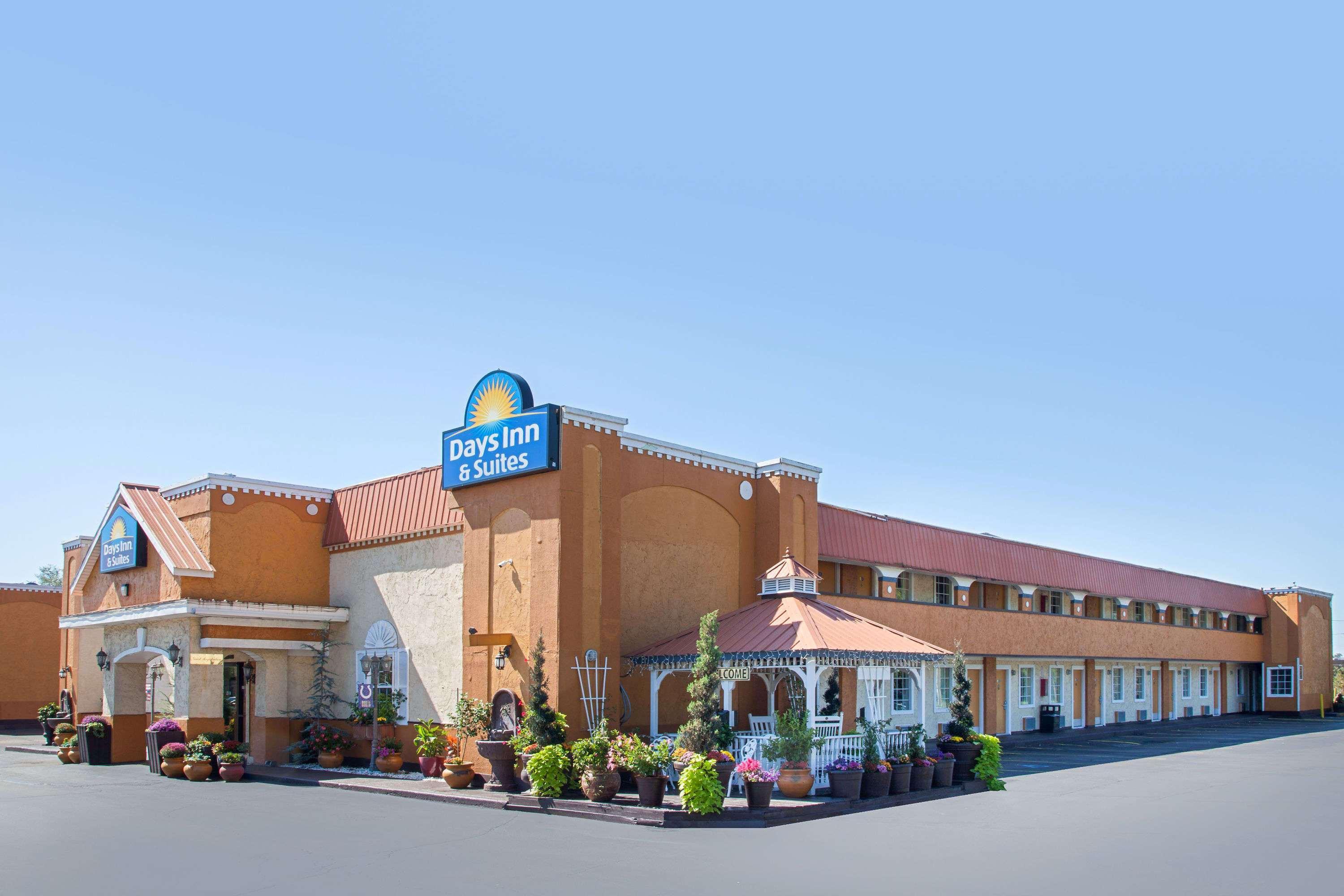 Days Inn & Suites By Wyndham Terre Haute Dış mekan fotoğraf