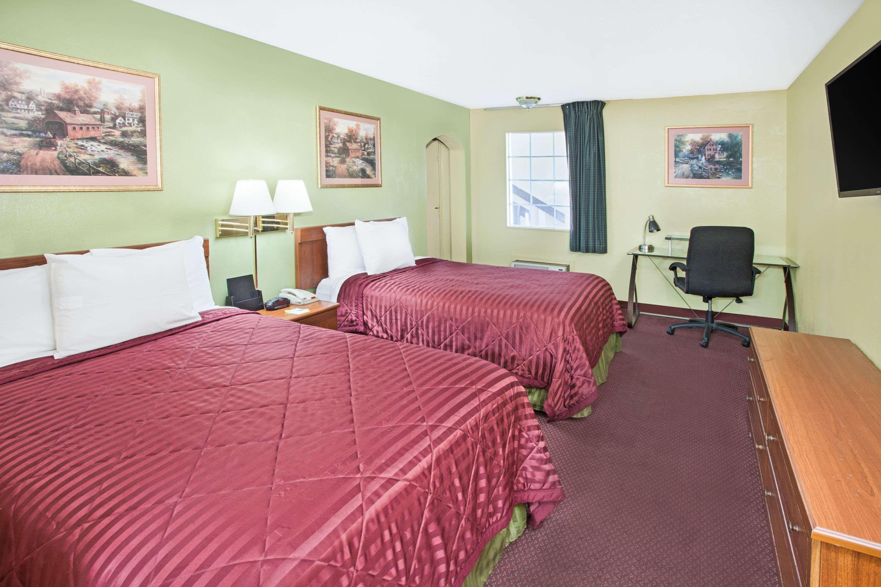 Days Inn & Suites By Wyndham Terre Haute Dış mekan fotoğraf