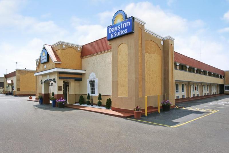 Days Inn & Suites By Wyndham Terre Haute Dış mekan fotoğraf